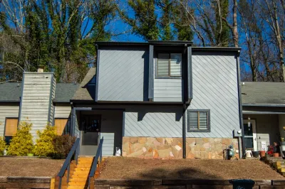 Newly Renovated Townhome near Marietta Square, 2 King Beds