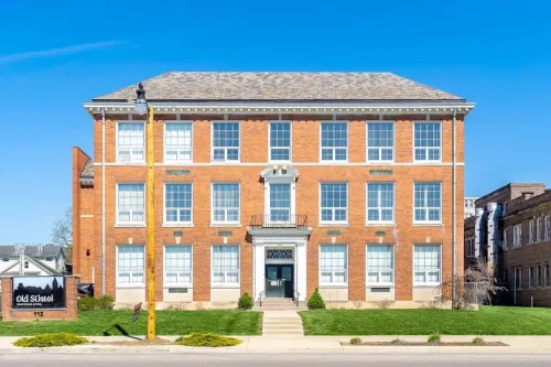 Local Discounts!-Charming Restored Schoolhouse Hotels in Newark