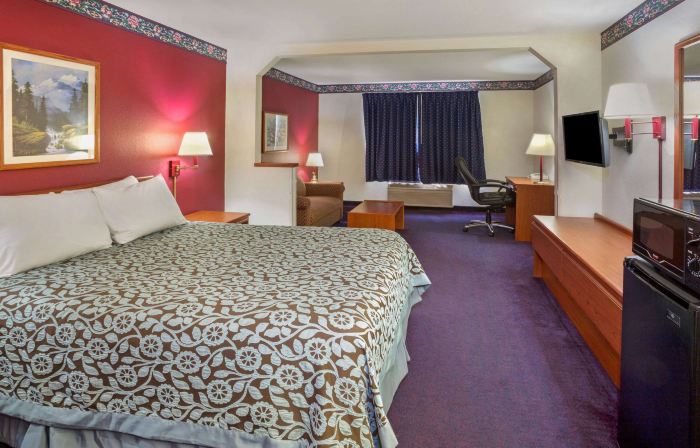 Days Inn & Suites by Wyndham Gresham