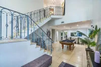 Hot Tub, Pool, Lush Backyard, Outdoor Dining w/BBQ Versace Villa in Miami Shores