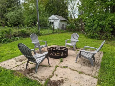 Cozy Cottage w/ Hot Tub, Sauna & EV Charger!!