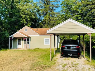 15 Min Walk to Notre Dame! Charming Cottage Hotels near Walmart Supercenter