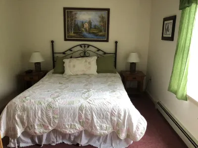 Well appointed Townhouse,great location w/lovely mountain view,pool & tennis,A/C