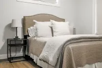 Beautiful Downtown Auburn Cottage In A Quaint Setting! Hotels near Auburn Alumni Center