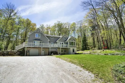 Killington Summer Retreat: Air Conditioned - Sleeps 8 - Fire Pit & Bike Shed
