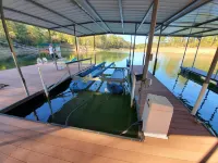 Hannah's Hideaway-3 Miles To Stores, Restaurants, Sleeps 16, No Steps To water! 温斯頓縣酒店