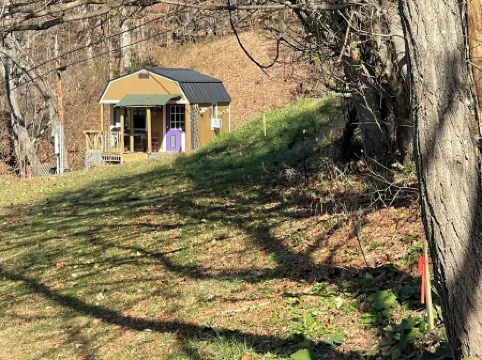 Tiny home overlooking the river with SPECTACULAR VIEWS and lots of extras!