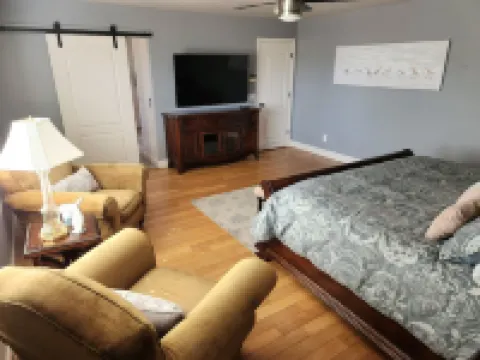 Great location, 6BR/4BA, heated pool/hot tub.