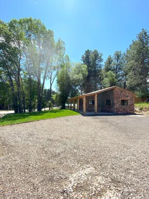 Quaint  Corner Stone Guest Cottage -