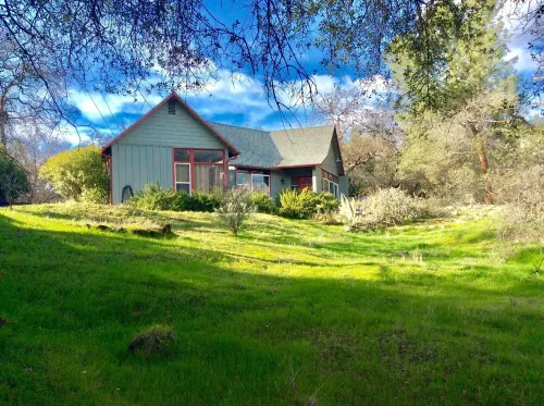 Chic 2B2b Bungalow w/ studio 3 mi to Sequoia NP - Dog Friendly!