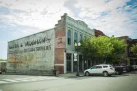Two Lanes Guesthouse - Historic Downtown Loft Apartment 45 miles S of Nashville