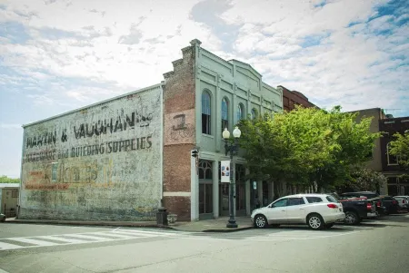 Two Lanes Guesthouse - Historic Downtown Loft Apartment 45 miles S of Nashville