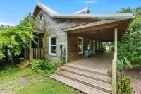 Hidden Gem & Cozy Cabin Retreat: TWO HOMES, SAME PROPERTY