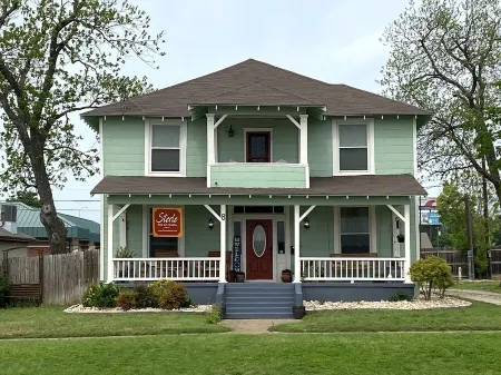 Sterle Historical Home in Downtown Temple - 3 Bedroom Apartment Отели рядом с достопримечательностью «Baylor Scott & White Medical Center — Temple»