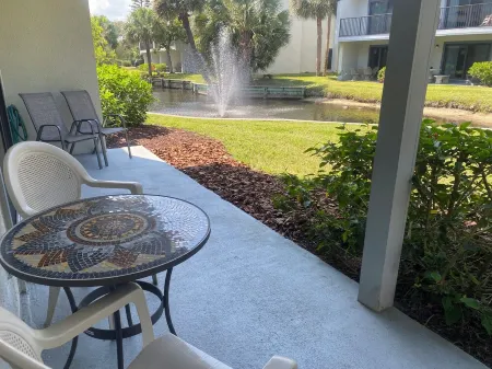 Just Updated - Beach Side Spacious Ground Floor Flat Condo - steps to the beach! Отели в г. Сейнт Огастин Бич