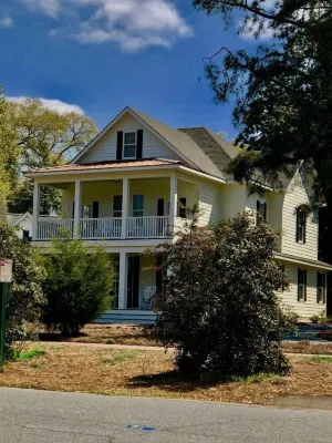 Scituate House Walk to the US Open - Old Town Charm 6BR - 6.5 Baths - Sleeps 12+ Hotel dekat The Country Club of North Carolina