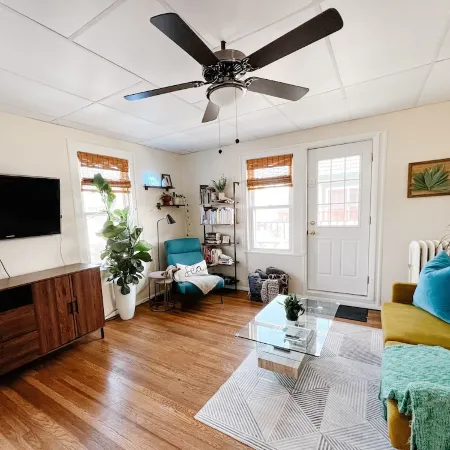 Private 2nd Story Apartment in the Heart of Long Beach- Pura Vida!