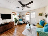 Private 2nd Story Apartment in the Heart of Long Beach- Pura Vida! Hotels in Long Beach