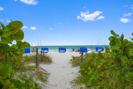 3 bed 3 bath Penthouse Spectacular Panaoramic views of beach and intracoastal!!!