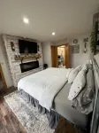 Beachfront 3-bedroom vacation home steps to Lake Superior