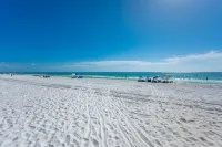 Poolside Haven! Spring break deals, book now!  6 bedroom/3.5 bath/Sleeps16