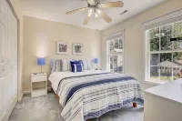 Spacious house, great deck & grill, close to boardwalk, shops, and restaurants. Sunrise Garden附近的飯店