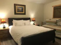 Fantastic three level home central to Stevens and downtown Leavenworth! HOT TUB*