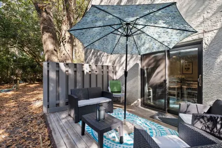 Enjoy a walk to the beach from this renovated, pet friendly end-unit villa. Отели рядом с Аэропорт Хилтон Хэд