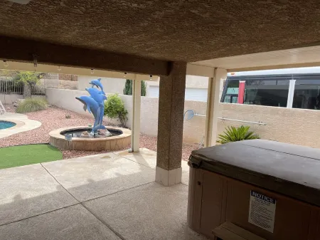 Beautiful house with pool and hot tub! Отели рядом с достопримечательностью «Splash Pad»