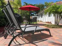 Steps from beach, cozy 1BR condo in wonderful Deerfield Beach. Hotels in Deerfield Beach