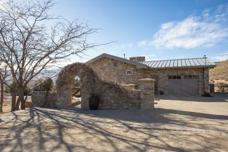The Stone House with Beautiful Sierra Views - 30 Minutes to Tahoe