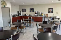 近堪薩斯賽道温德姆戴斯酒店 - 早餐
