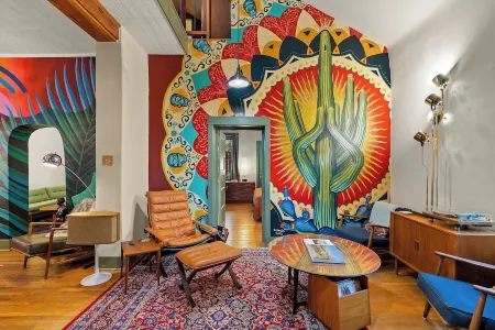 The Iconic Mural House in Downtown, Tucson Отели рядом с достопримечательностью «Университет Аризона»