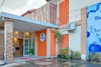 RedDoorz @ Tienery Guest House Hotel dekat Pantai Tanjung Karang