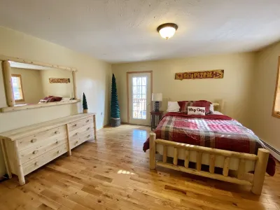 ADK Lake House Vacation, Cozy 5 Bedroom & 2 Bath Hotels near Old Forge Camping Resort