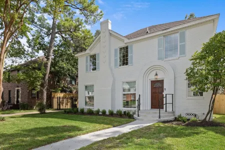 Med Center 6Min • 3 Ensuites • 90°F PoolSpa •Gated 2 Car Parking