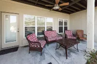 Lakeside vacationing close to golf courses, restaurants and boat rental company!
