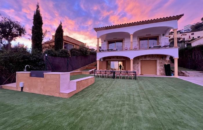 Villa Cabañas with Infinity Pool, Gardens and Barbecue in Calonge, Costa Brava