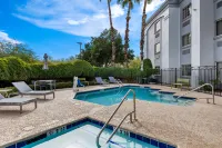 Spark by Hilton Glendale Phoenix North - Pools