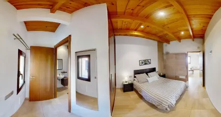 Sea view, terrace, close to beaches, modern, air conditioning, easy access, WiFi Отели рядом с достопримечательностью «Porto Cristo Beach»