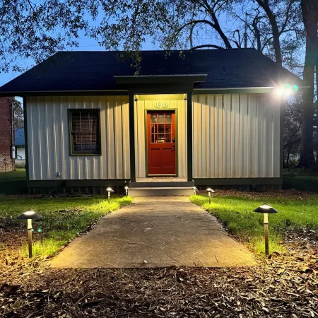 Charming 1-bedroom house in Metcalfe with modern amenities and a vintage vibe