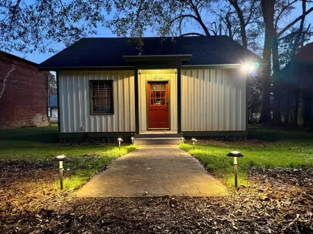 Charming 1-bedroom house in Metcalfe with modern amenities and a vintage vibe