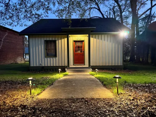 Charming 1-bedroom house in Metcalfe with modern amenities and a vintage vibe