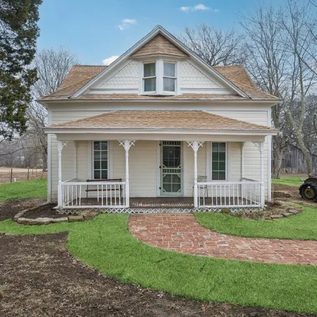 1800s Farmhouse—King Bed~Big Kitchen~Games & DVDs