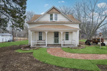 1800s Farmhouse—King Bed~Big Kitchen~Games & DVDs