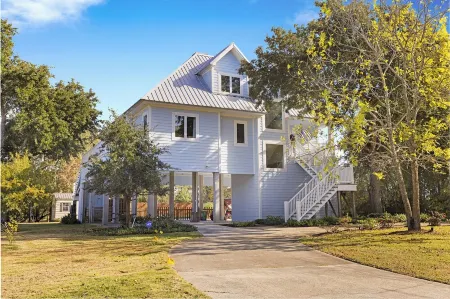 Elegant Escape: Pool-Gourmet-Kitchen-Elevator