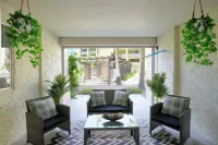 Beautiful 1st floor poolside 2-bedroom condo 5 min walk to Old Town Scottsdale..