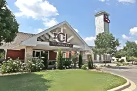 The Champagne Lodge & Luxury Suites Hotels near Oak Grove