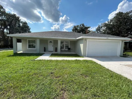 Charming 3-bedroom house in serene Eustis with POOL! Mins to Downtown MT. DORA. Отели в г. Юстис