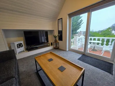 Beautiful apartment with private pool near Tenby (Free Wifi)  호텔